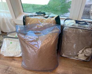 Queen Size Electric Blanket/Down Filled Throw Pillows