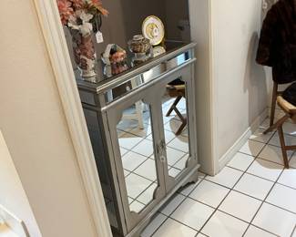 Mirrored cabinet