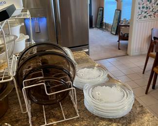 Miscellaneous kitchen items and cookware 