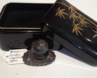 Tsuba holder in fitted lacquer box