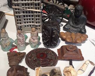 Assorted small decorative items