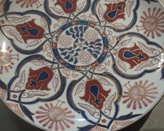 Charger combining Middle Eastern and Chinese designs