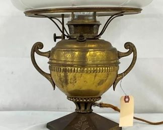 CLOSEUP DOUBLE HANDLE PARLOR LAMP