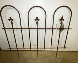 SINGLE IRON FENCE PIECE 