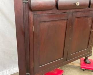 CLOSE UP BOTTOM CORNER CUPBOARD 