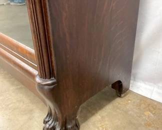 CLOSE UP VIEW LARGE CLAW FEET 