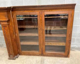 CLOSE UP OAK BOOKCASE 
