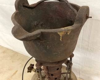 CLOSE UP VIEW MELTING POT