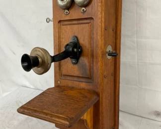 CLOSEUP VIEW WALL PHONE