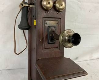 CLOSEUP VIEW WALL PHONE