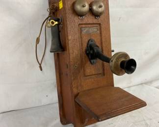 CLOSEUP VIEW WALL PHONE