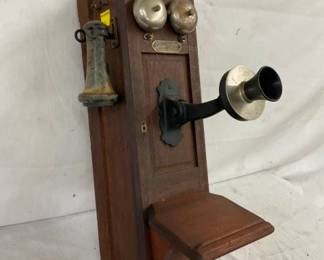 CLOSEUP VIEW WALL PHONE