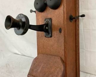 CLOSEUP VIEW WALL PHONE