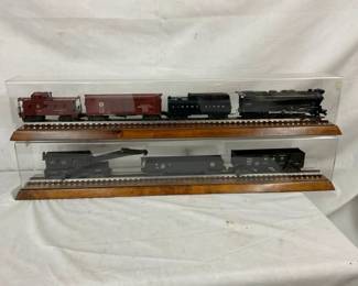 LIONEL TRAIN SET W/ DISPLAY CASE