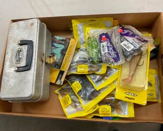 COLLECTION VARIOUS FISHING ITEMS