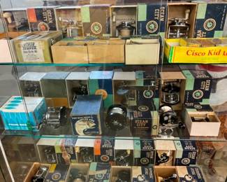 COLLECTION VARIOUS FISHING ITEMS