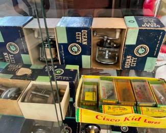 COLLECTION VARIOUS FISHING ITEMS