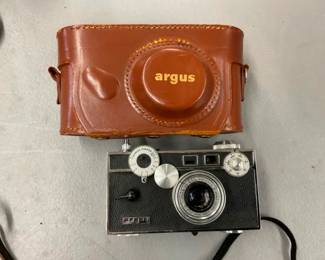 EARLY ARGUS CAMERA W/ CASE