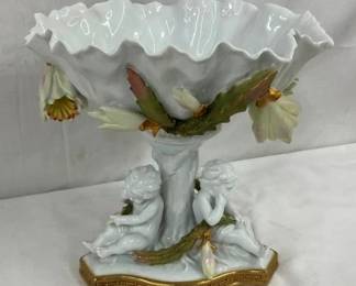 EARLY PORCELIAN CENTER COMPOTE