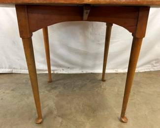 CLOSEUP W/ QUEEN ANN LEGS