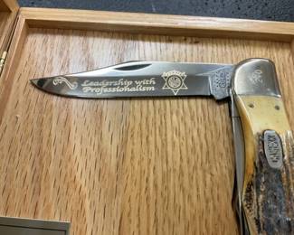 CLOSEUP SHERIFF LEADERSHIP KNIFE