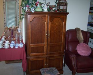 AMOIRE WITH DOORS CLOSED