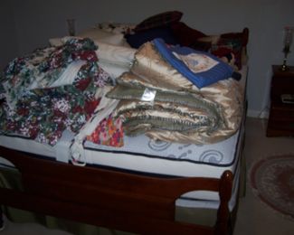 CHERRY QUEEN-SIZE BED & BEDDING