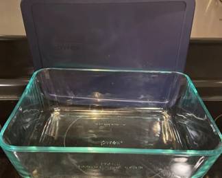 Pyrex Dish with Lid 2.75QT