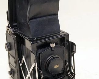 1009	FOLDING BED REFLEX CAMERA ERNEMANN DRESDEN TRIPLE EXTENSION, CA 1920
