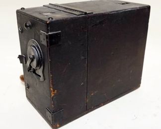 1018	PATHE RURAL 28MM MOVIE CAMERA WITH 2 MAGAZINES

