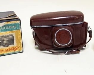 1040	LENIGRAD 35 MM RANGE FINDER CAMERA, SHUTTER DAMAGE
