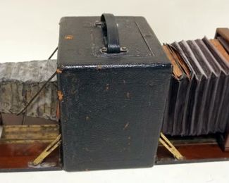 1074	LONG FOCUS GRAPHIC CAMERA CA 1910, NO LENS, CASE BUTTON MISSING AND WORN
