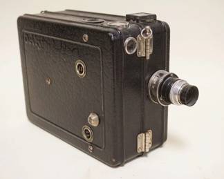 1095	35 MM DEVRY *LUNCH BOX* MOVIE CAMERA
