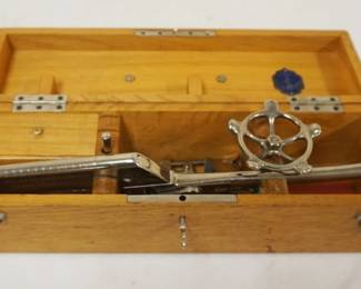 1180	ANTIQUE SURGICAL STAPLER IN OAK BOX W/KEY, APPROXIMATELY 18 IN X 5 IN X 5 IN
