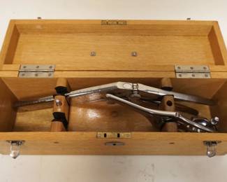 1181	ANTIQUE SURGICAL STAPLER IN OAK BOX, APPROXIMATELY 17 IN X 5 IN X 6 IN
