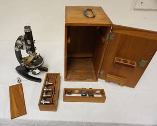 1207	BAUSCH & LOMB POLARIZING MICROSCOPE CA 1920 IN FITTED WOOD CASE
