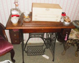 SINGER SEWING MACHINE