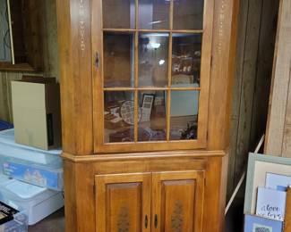 Corner cabinet