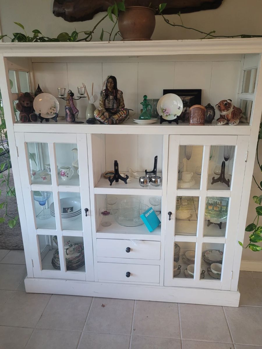 Very nice display cabinet, shelves, drawers and doors