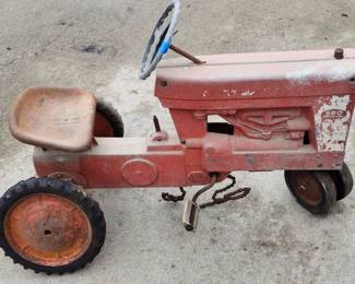 ESKA Farmall 560 Pedal Tractor