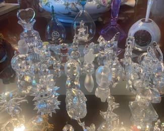 SWAROVSKI, STEUBEN, SIMON PEARSE, LALIQUE, VILLEROY AND BOCH, AND ZOO GLASS ANIMAL FIGURINES