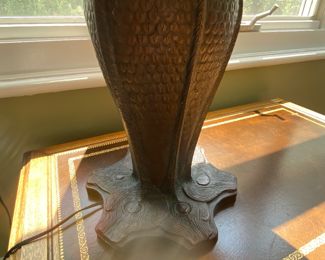 LEADED GLASS TABLE LAMP.