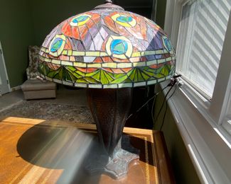 LEADED GLASS TABLE LAMP.