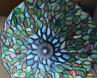 QUOIZEL LEADED GLASS LAMP