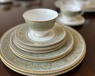 Royal Doulton “English Renaissance”, service for 12