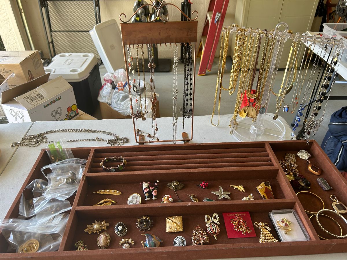 J J estate sales in Clearwater, FL starts on 9/7/2023