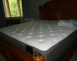 Like New (always covered) Stearns and Foster Estate Kingsize Mattress set