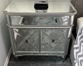 Mirrored cabinet (no breaks or cracks)