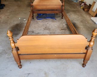 Twin Size Maple Bedframe 