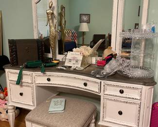 Vanity dresser w/3 way mirror
